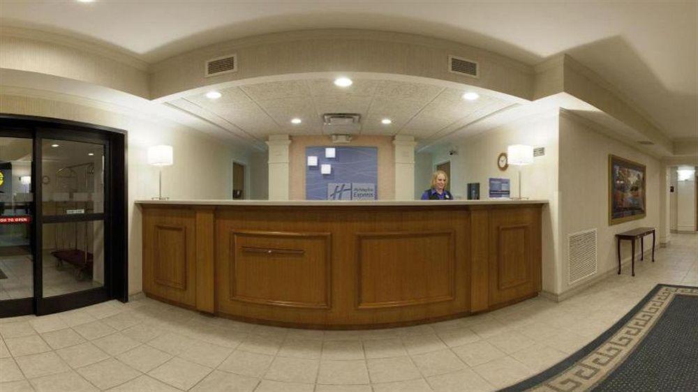 兰开斯特市快捷假日套房酒店 外观 照片