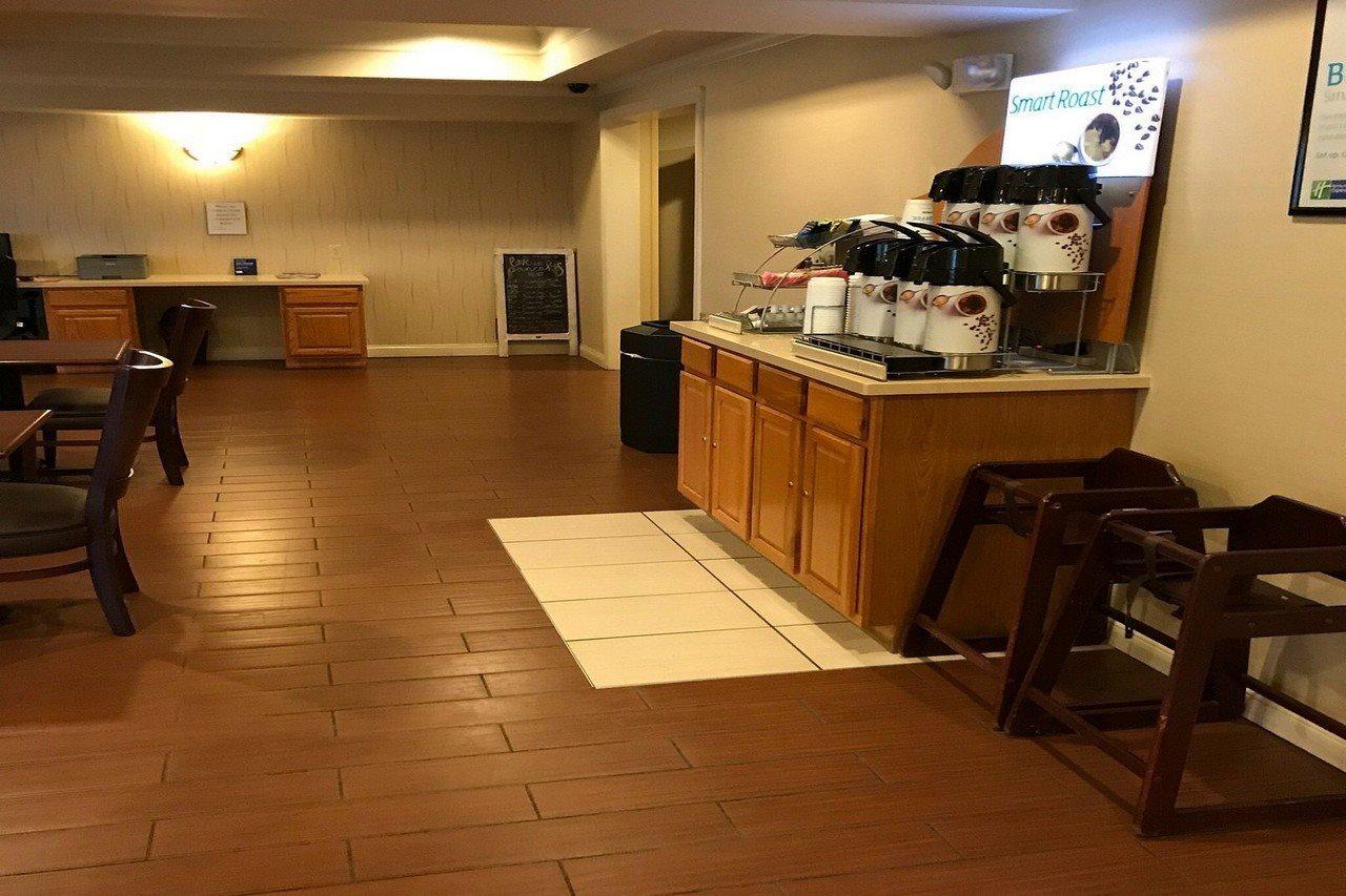 兰开斯特市快捷假日套房酒店 外观 照片